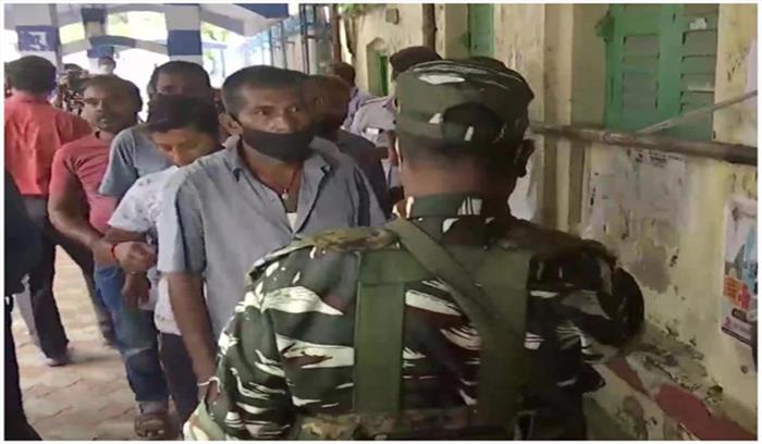 बंगाल में कड़ी सुरक्षा के बीच मतदान जारी, भाजपा का आरोप- बूथ पर कब्जा करना चाहती है टीएमसी