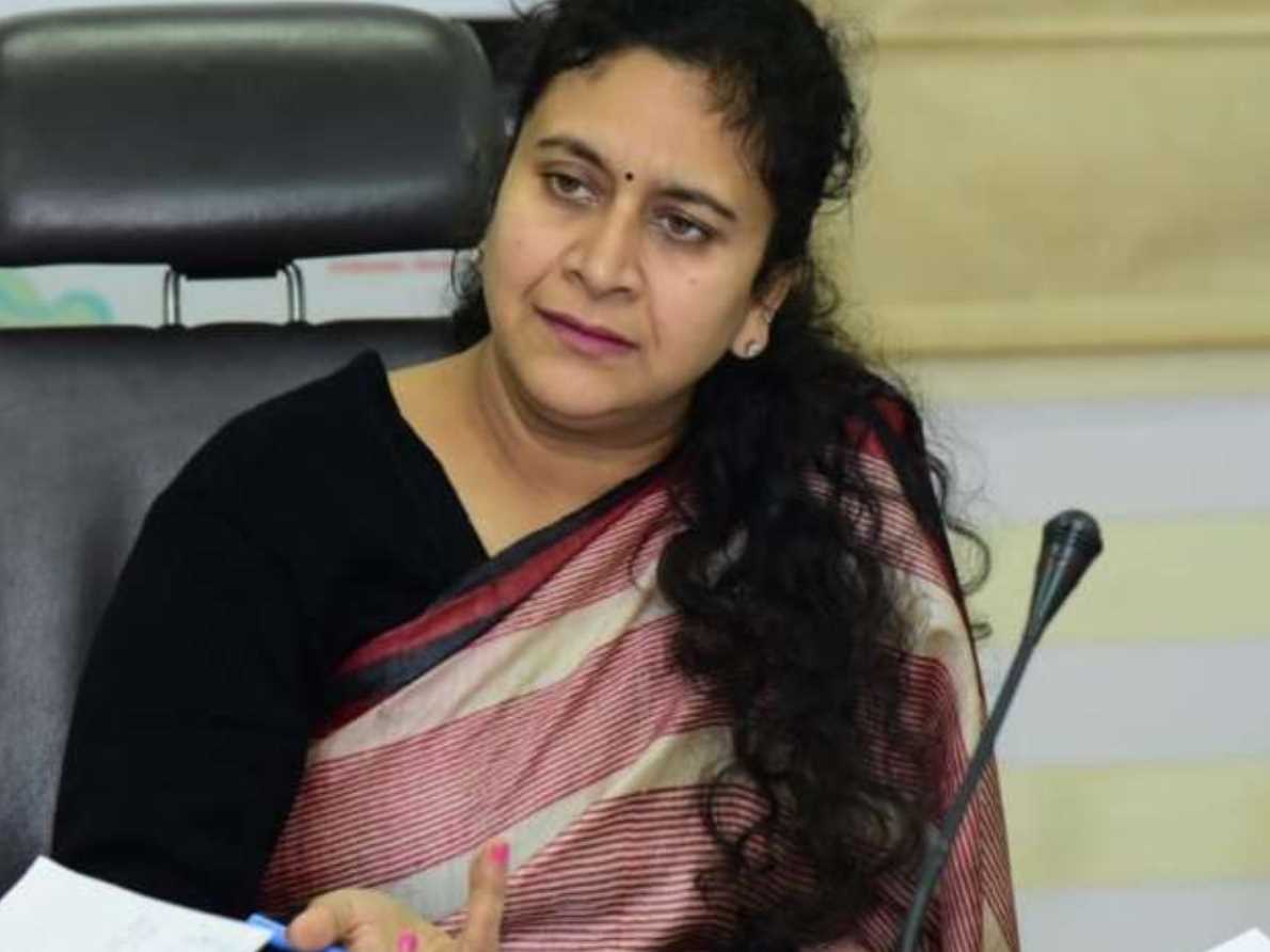 रितु महेश्वरी से ग्रेटर नोएडा अथॉरिटी का चार्ज हटा, गोरखपुर के मंडलायुक्त रवि कुमार को चार्ज दिया गया