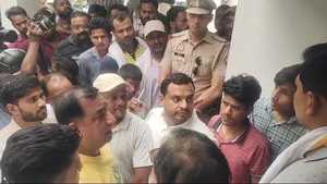 गाजियाबाद में व्यापारियों और नगर निगम कर्मियों के बीच झड़प, एक घायल