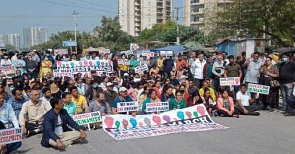 गुरुग्राम में छत गिरने का मामला : निवासियों ने किया प्रदर्शन, सीबीआई जांच की मांग की