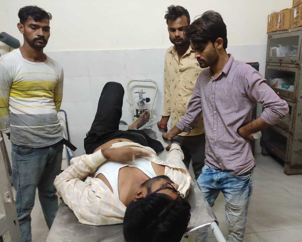 कार ने युवक को मारी टक्कर, गंभीर घायल कार ने युवक को मारी टक्कर, गंभीर घायल