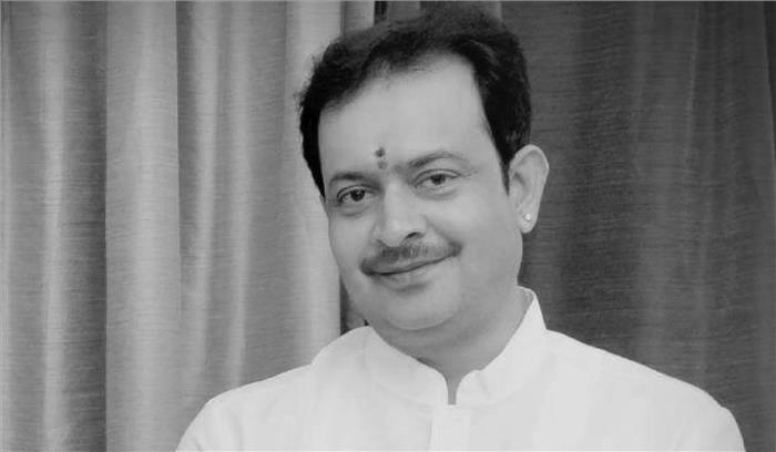 अंतिम संस्कार से पहले अंतिम दर्शन के लिए आश्रम में रखा गया भय्यू महाराज का पार्थिव शरीर 