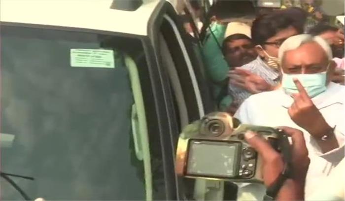 बिहार के राज्यपाल वमुख्यमंत्री नीतीश ने डाले वोट, चिराग-तेजस्‍वी ने भी कर दिया मतदान