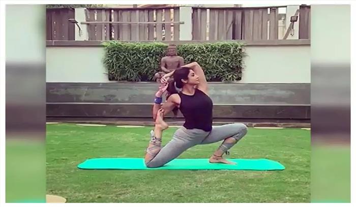 शिल्पा शेट्टी कुंद्रा ने अपने प्रशंसकों को सिखाया योगासन