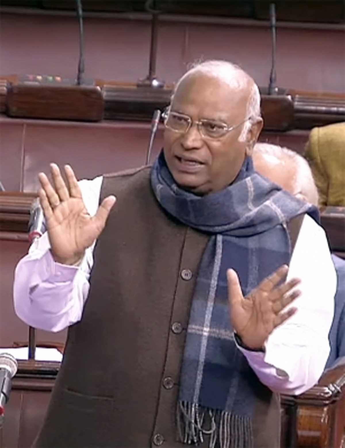 क्या कारण है कि पीएम ने सदन में एक बार भी अडानी का नाम नहीं लिया : खड़गे