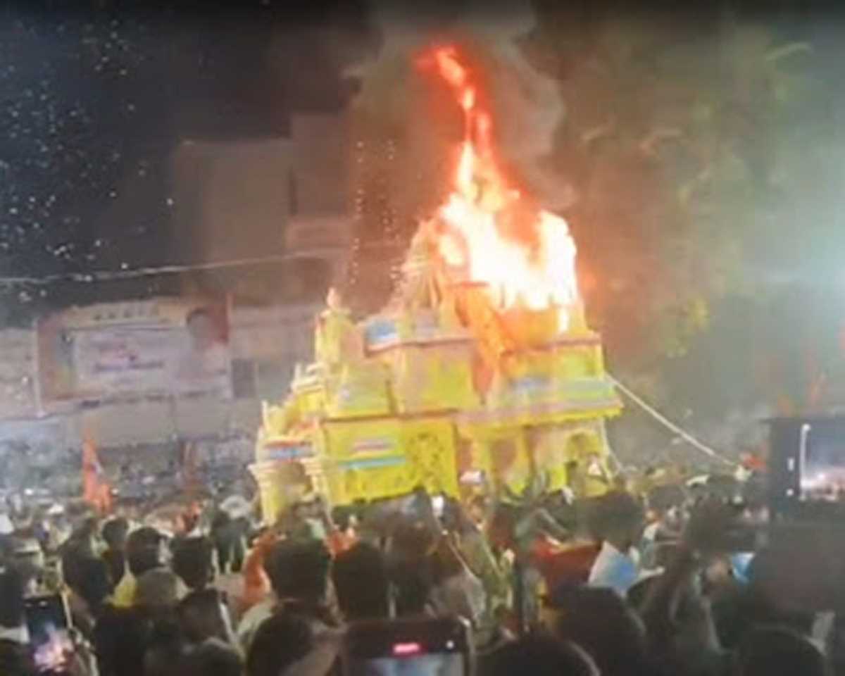 झारखंड के गढ़वा में जुलूस के दौरान रथ की झांकी में लगी आग, फायर ब्रिगेड ने पाया काबू