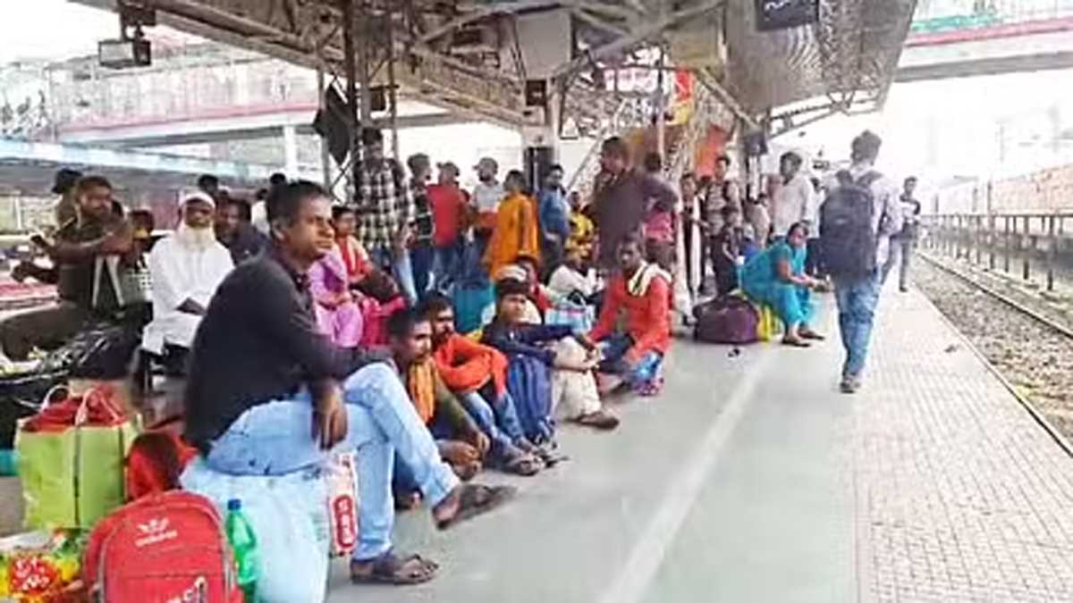 बिहार से लौट रहे मजदूरों ने कहा, ‘बिहार में रोजगार नहीं, इसलिए दिल्ली जा रहे हैं’