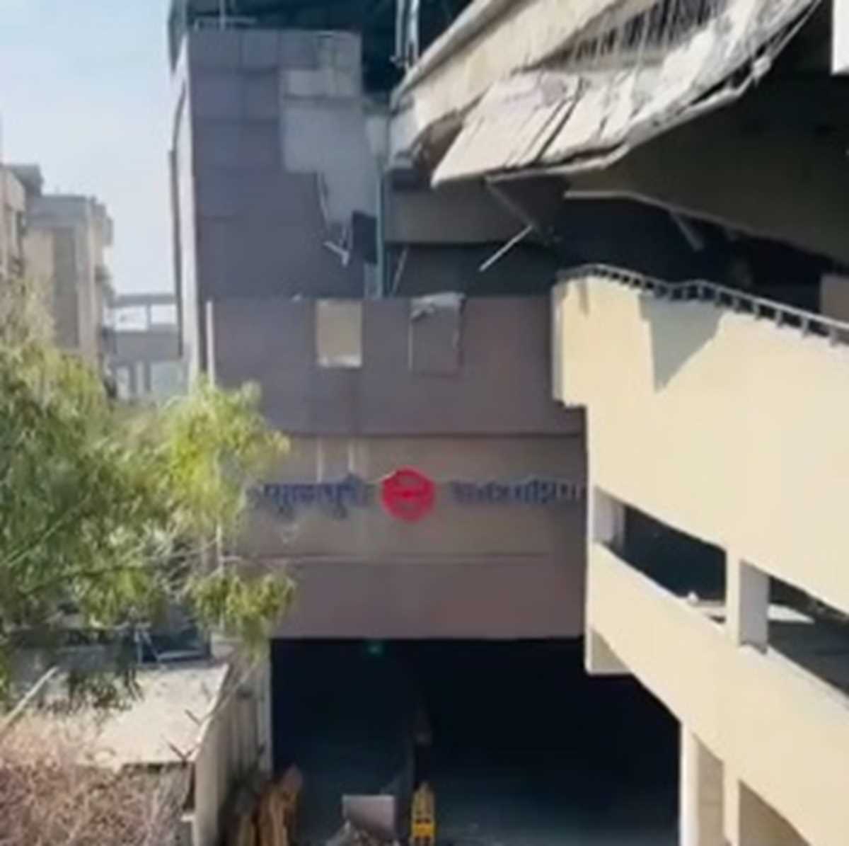 दिल्ली में गोकुलपुरी मेट्रो स्टेशन के एक हिस्से की दीवार गिरी, चार घायल दिल्ली में गोकुलपुरी मेट्रो स्टेशन के एक हिस्से की दीवार गिरी, चार घायल