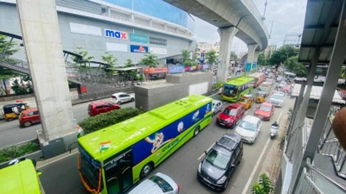 टीएसआरटीसी परेड में निजाम-युग की बस चोरी का किया गया प्रदर्शन टीएसआरटीसी परेड में निजाम-युग की बस चोरी का किया गया प्रदर्शन