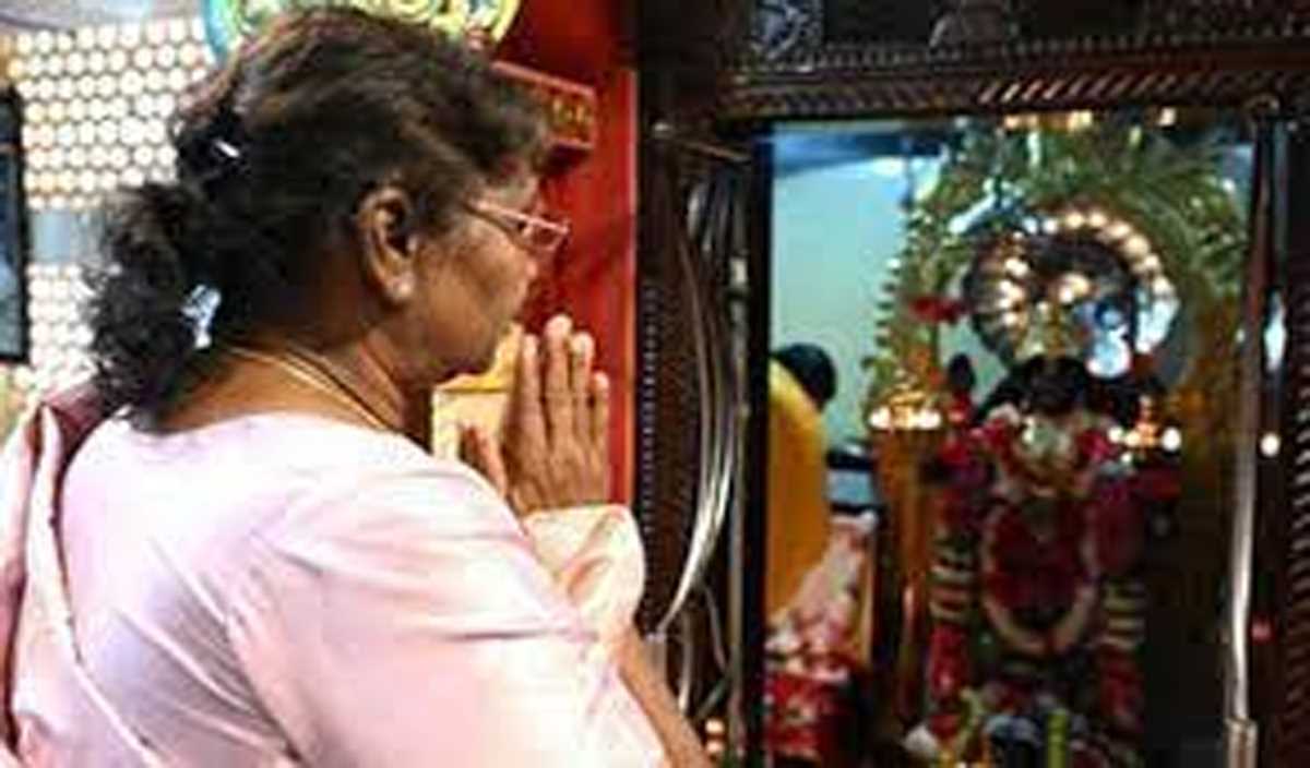 मुर्मू ने आध्यात्मिक गुरु अमृतानंदमयी देवी से भेंट की