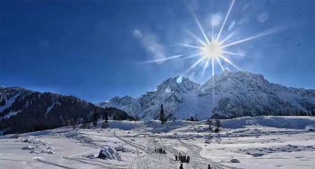 कड़ाके की ठंड के बीच नए साल का जश्न मनाने कश्मीर जा रहे लोग