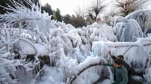 जम्मू-कश्मीर और लद्दाख में हाड़ कंपा देने वाली ठंड जम्मू-कश्मीर और लद्दाख में हाड़ कंपा देने वाली ठंड