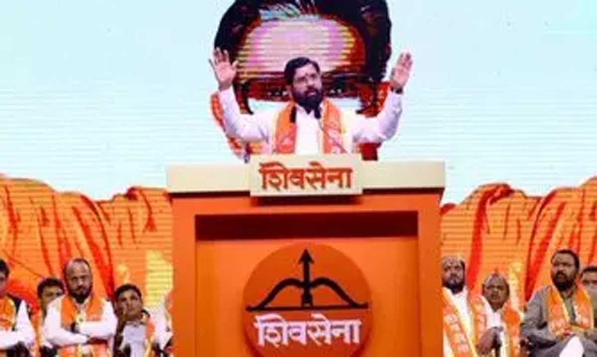 शिंदे ने मराठाओं को न्याय और आरक्षण देने के लिए छत्रपति के सामने सिर झुकाया और प्रण किया शिंदे ने मराठाओं को न्याय और आरक्षण देने के लिए छत्रपति के सामने सिर झुकाया और प्रण किया