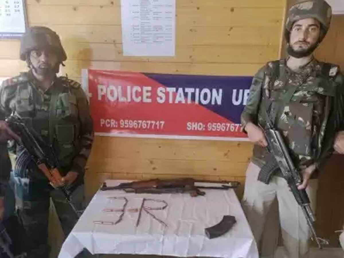 जम्मू-कश्मीर में पुलिस और सेना को बड़ा कामयाबी, उरी से हथियारों का जखीरा बरामद