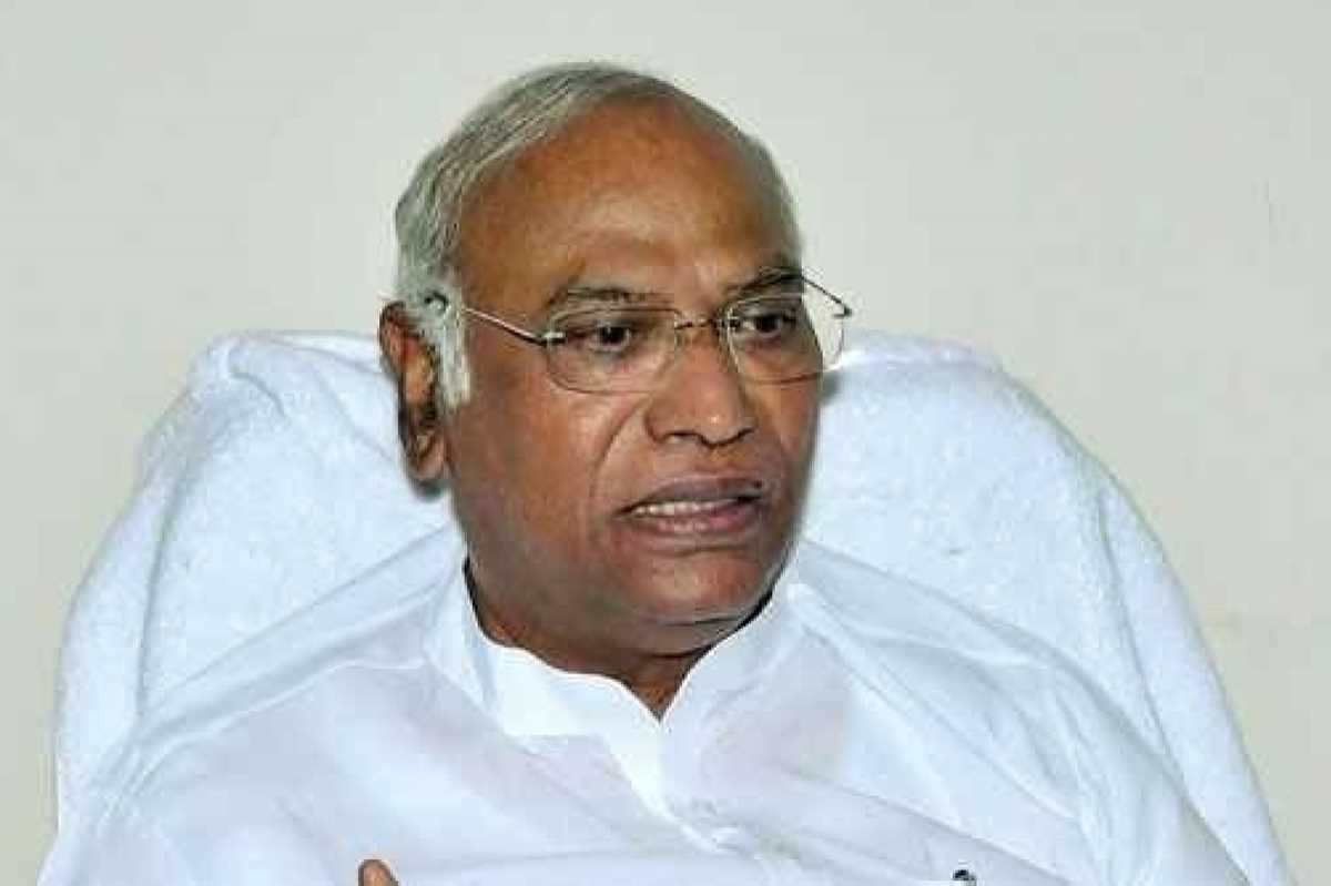 खड़गे की संविधान, संवैधानिक संस्थाओं को मजबूत करने की अपील