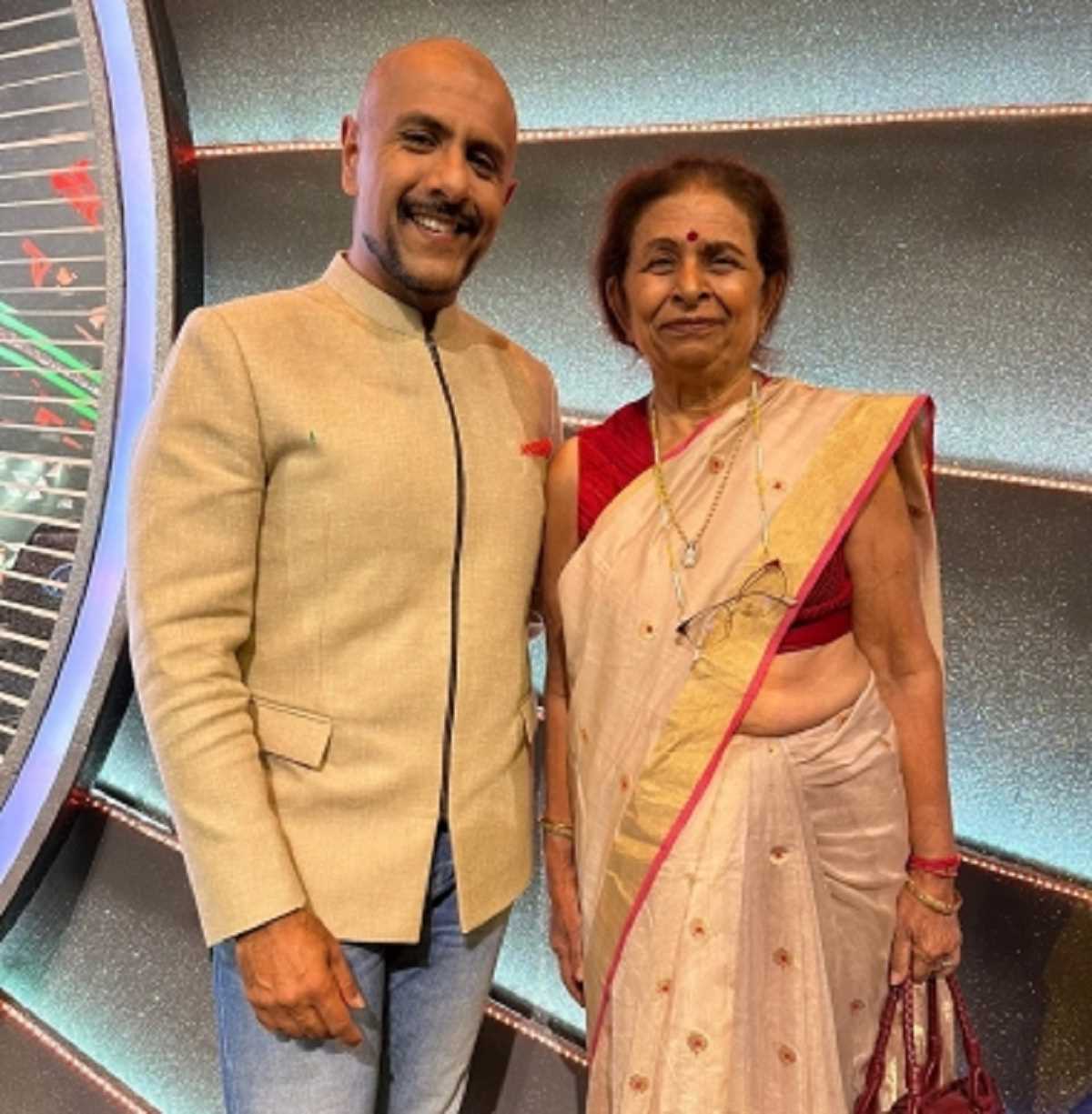 दिवंगत कैप्टन अनुज नय्यर की मां उनके आखिरी पत्र को याद कर हुईं भावुक दिवंगत कैप्टन अनुज नय्यर की मां उनके आखिरी पत्र को याद कर हुईं भावुक