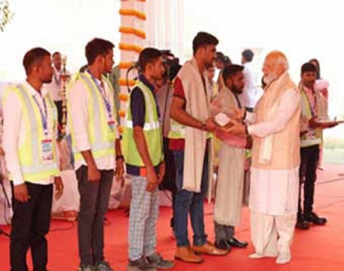 पीएम मोदी के शपथ ग्रहण समारोह के लिए सफाई कर्मचारियों, श्रमिकों, वंदे भारत के कर्मचारियों को न्योता