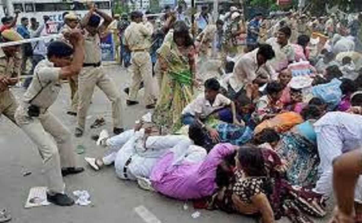 पटना में सीएम आवास का घेराव करने पहुंचे गेस्ट शिक्षकों पर पुलिस ने किया लाठीचार्ज