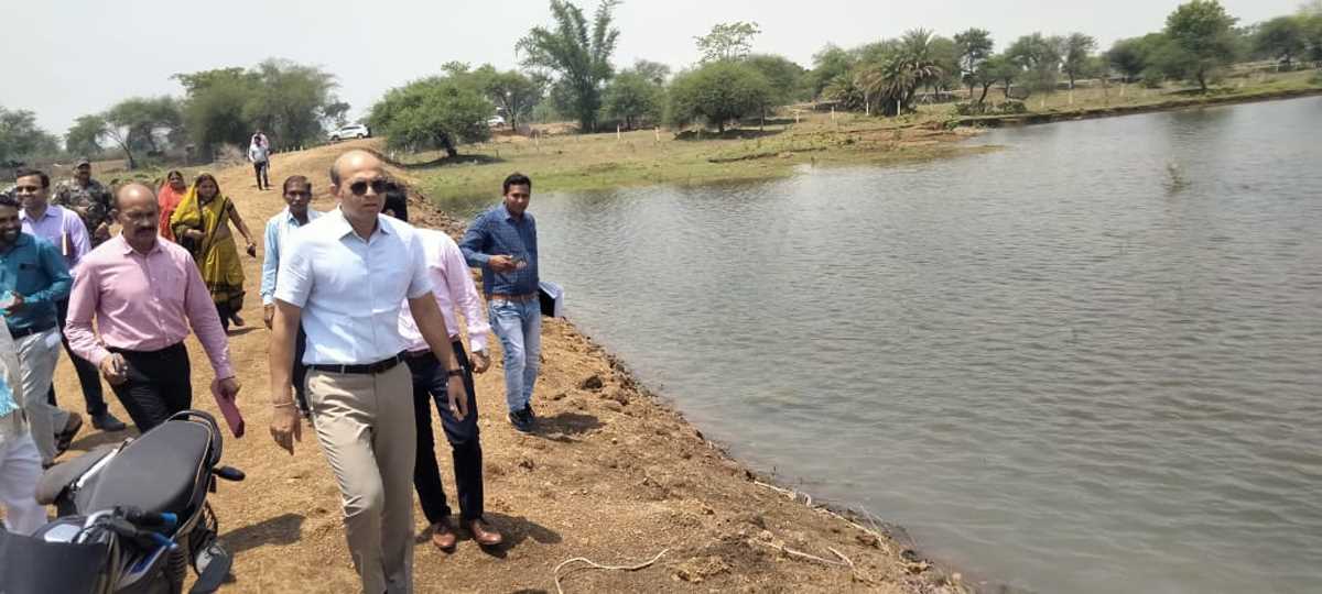 कलेक्टर ने अभनपुर में विकास कार्यों का निरीक्षण किया