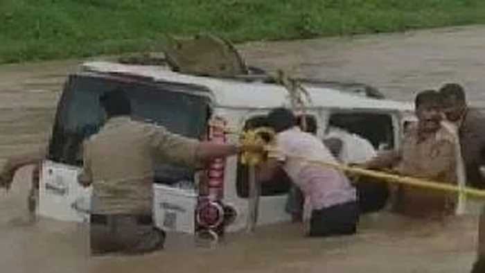 बैतूल में कार नदी में गिरी, 3 की मौत, 3 लापता