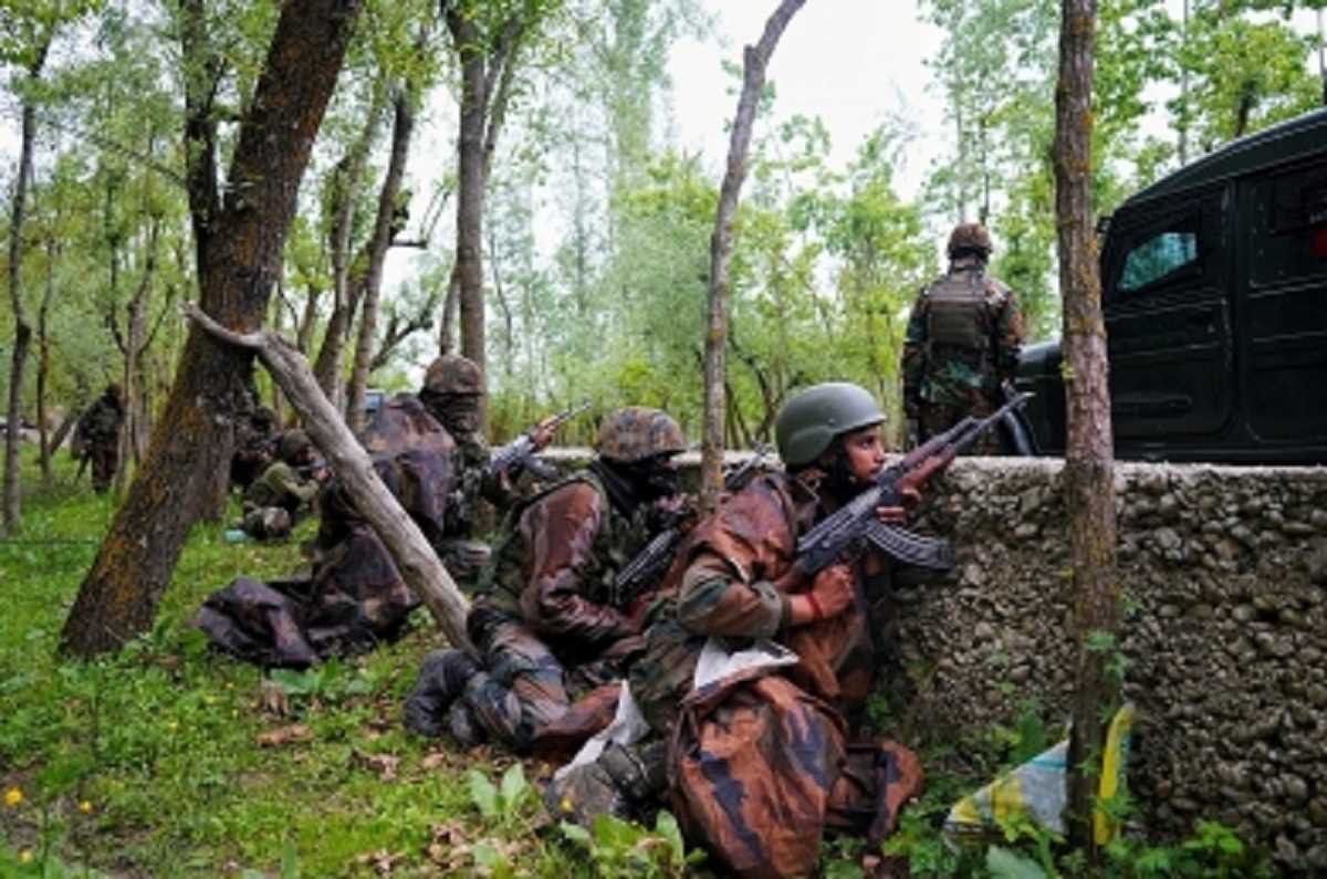 जम्मू कश्मीर के उरी में सुरक्षाबलों ने 3 घुसपैठियों को मार गिराया जम्मू कश्मीर के उरी में सुरक्षाबलों ने 3 घुसपैठियों को मार गिराया