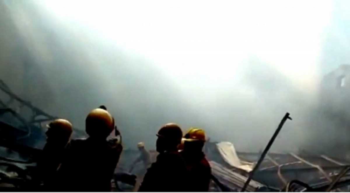 कोलकाता में आग लगने से फिल्म प्रोडक्शन कंपनी का गोदाम जलकर राख, कोई हताहत नहीं कोलकाता में आग लगने से फिल्म प्रोडक्शन कंपनी का गोदाम जलकर राख, कोई हताहत नहीं