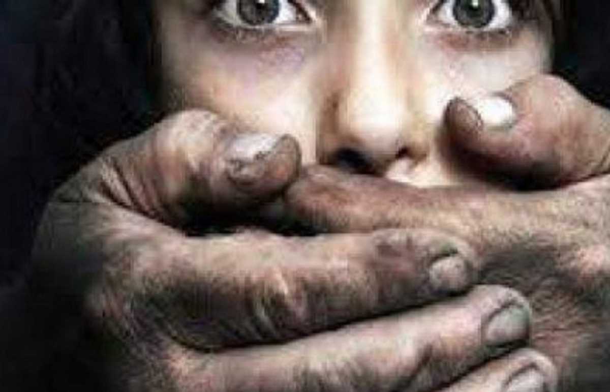 उत्तर प्रदेश : फौजी अफसर की बेटी से छेड़खानी, लूटपाट