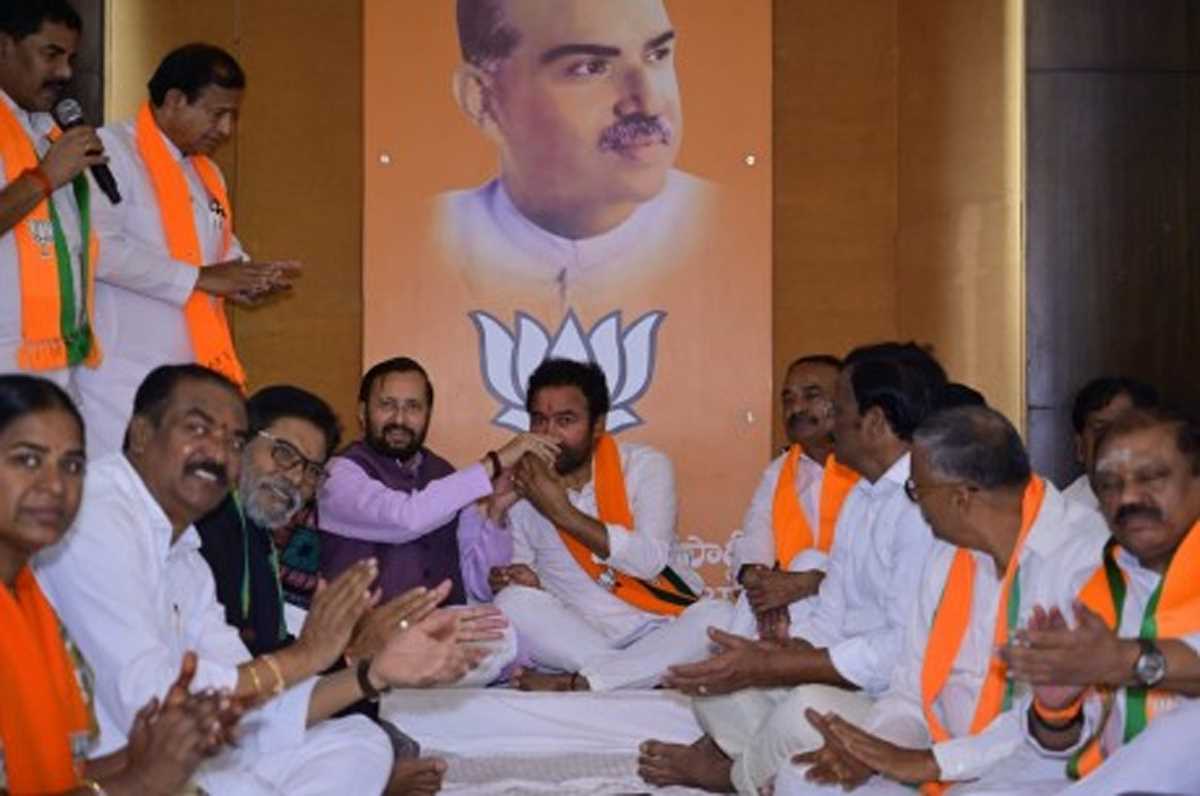 केसीआर सरकार को बेनकाब करने के लिए भाजपा और अधिक अभियान चलाएगी : जावड़ेकर