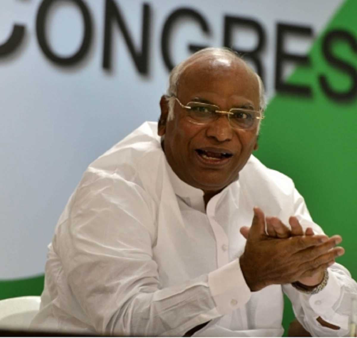 सत्र के दौरान विपक्ष के सांसदों को ईडी का भेजना संसद का अपमान : कांग्रेस