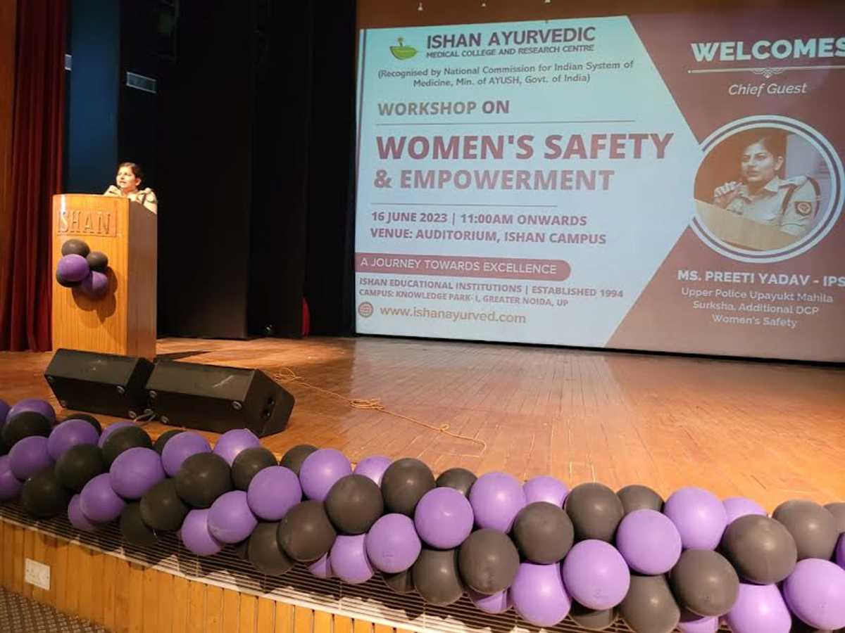 ﻿  महिलाओं में आत्मसुरक्षा व साइबर सुरक्षा को लेकर किया गया जागरुक