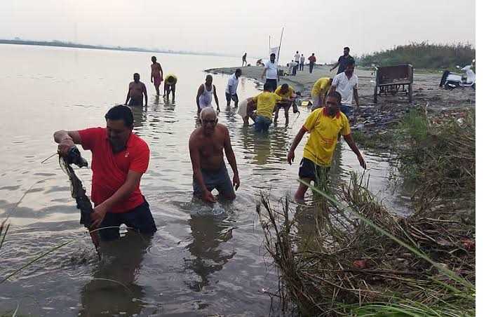 छात्रों ने लिया दिल्ली में यमुना के घाटों की सफाई करने का निर्णय, स्थानीय लोग भी साथ आए