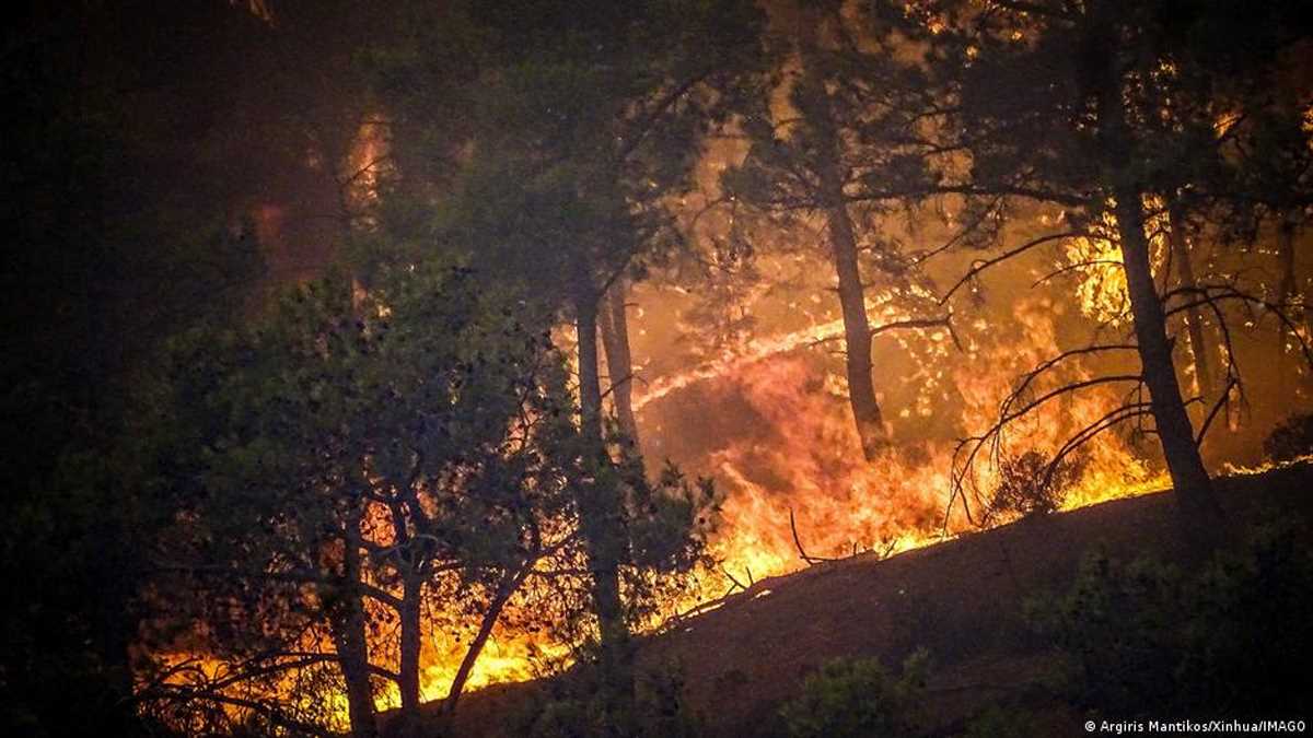 ग्रीस के जंगलों में लगी आग के चलते फंसे हजारों सैलानी