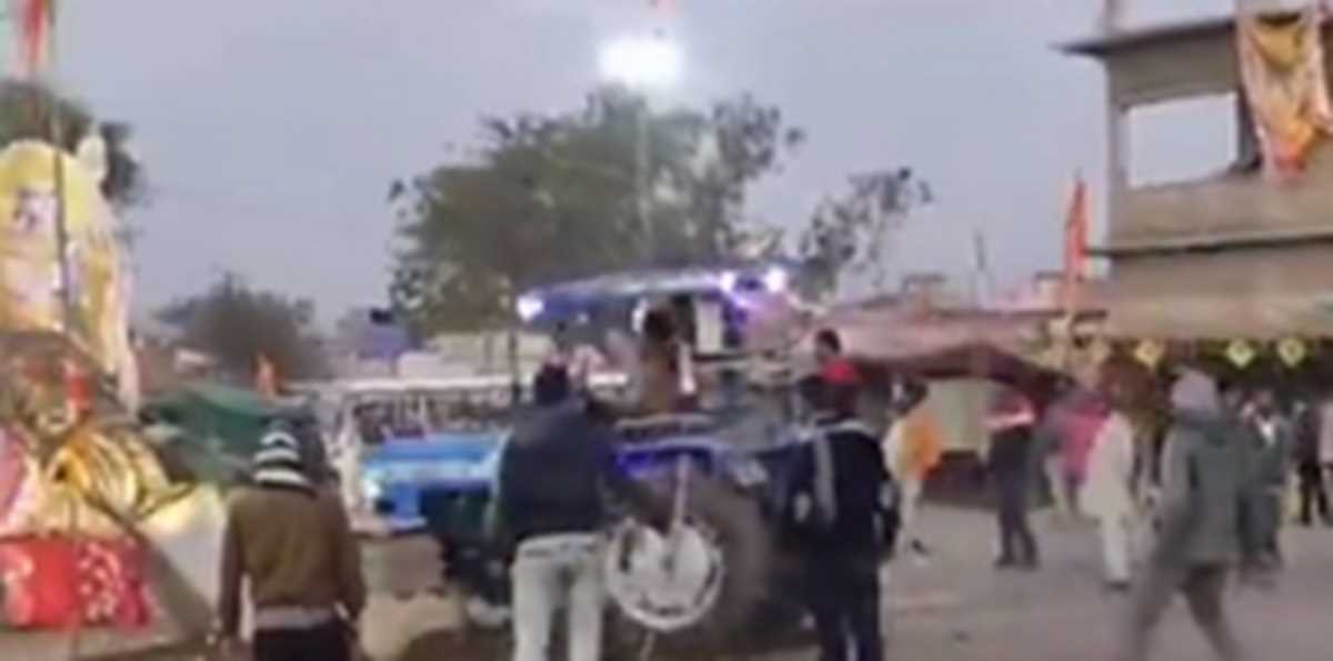 उज्जैन में ट्रैक्टर से सरदार पटेल की मूर्ति को गिराया, गाड़ियों में तोड़फोड़ उज्जैन में ट्रैक्टर से सरदार पटेल की मूर्ति को गिराया, गाड़ियों में तोड़फोड़