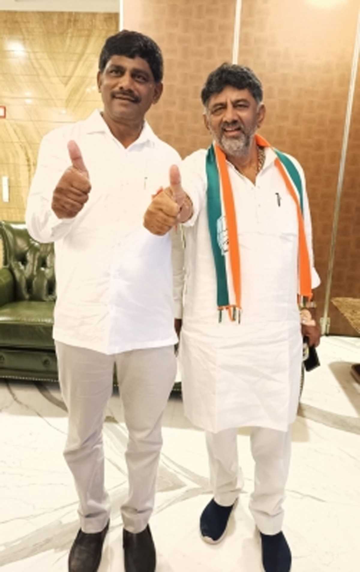 खड़गे से मिलने के बाद सांसद सुरेश बोले : भाई को सीएम देखना चाहता हूं खड़गे से मिलने के बाद सांसद सुरेश बोले : भाई को सीएम देखना चाहता हूं