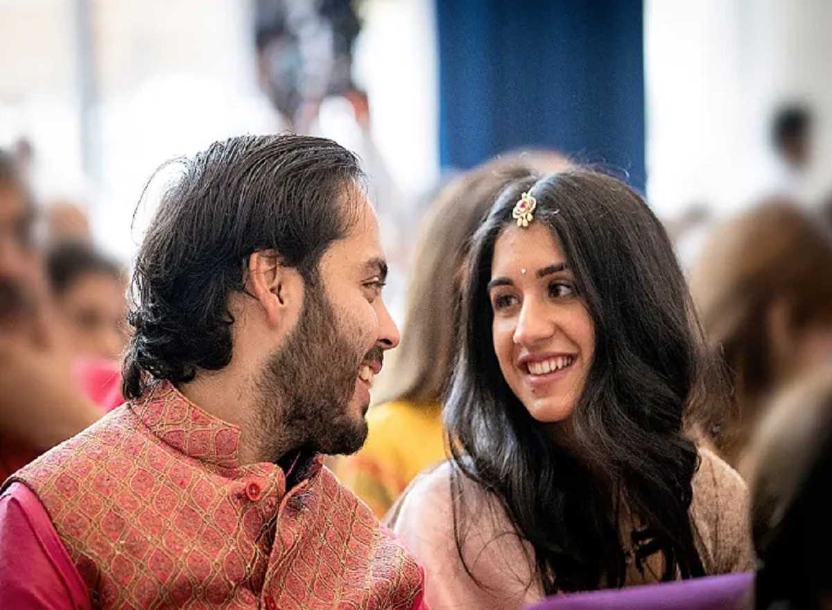 Anant Ambani Radhika Engagement: मुकेश अंबानी के बेटे अनंत अंबानी और राधिका मर्चेंट की हुई सगाई, यहां देखें खूबसूरत तस्वीरें