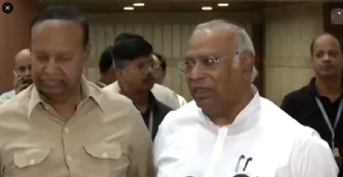 सर्वदलीय बैठक में खरगे का बड़ा बयान, कहा - संकट की घड़ी में सरकार के साथ खड़ा है विपक्ष