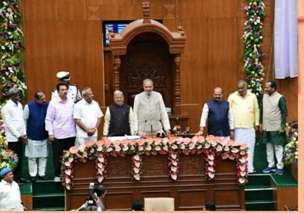 विवाद के बीच विधानसभा में वीर सावरकर की तस्वीर का अनावरण विवाद के बीच विधानसभा में वीर सावरकर की तस्वीर का अनावरण