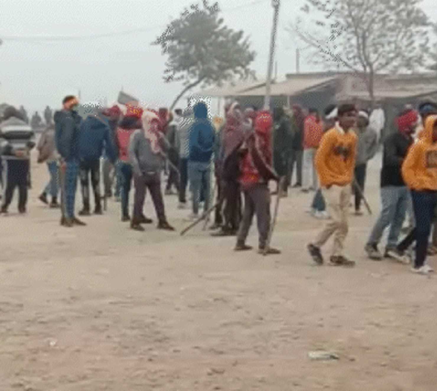 बक्सर के चौसा में उग्र हुआ किसानों का प्रदर्शन, पुलिस वाहन फूंके बक्सर के चौसा में उग्र हुआ किसानों का प्रदर्शन, पुलिस वाहन फूंके