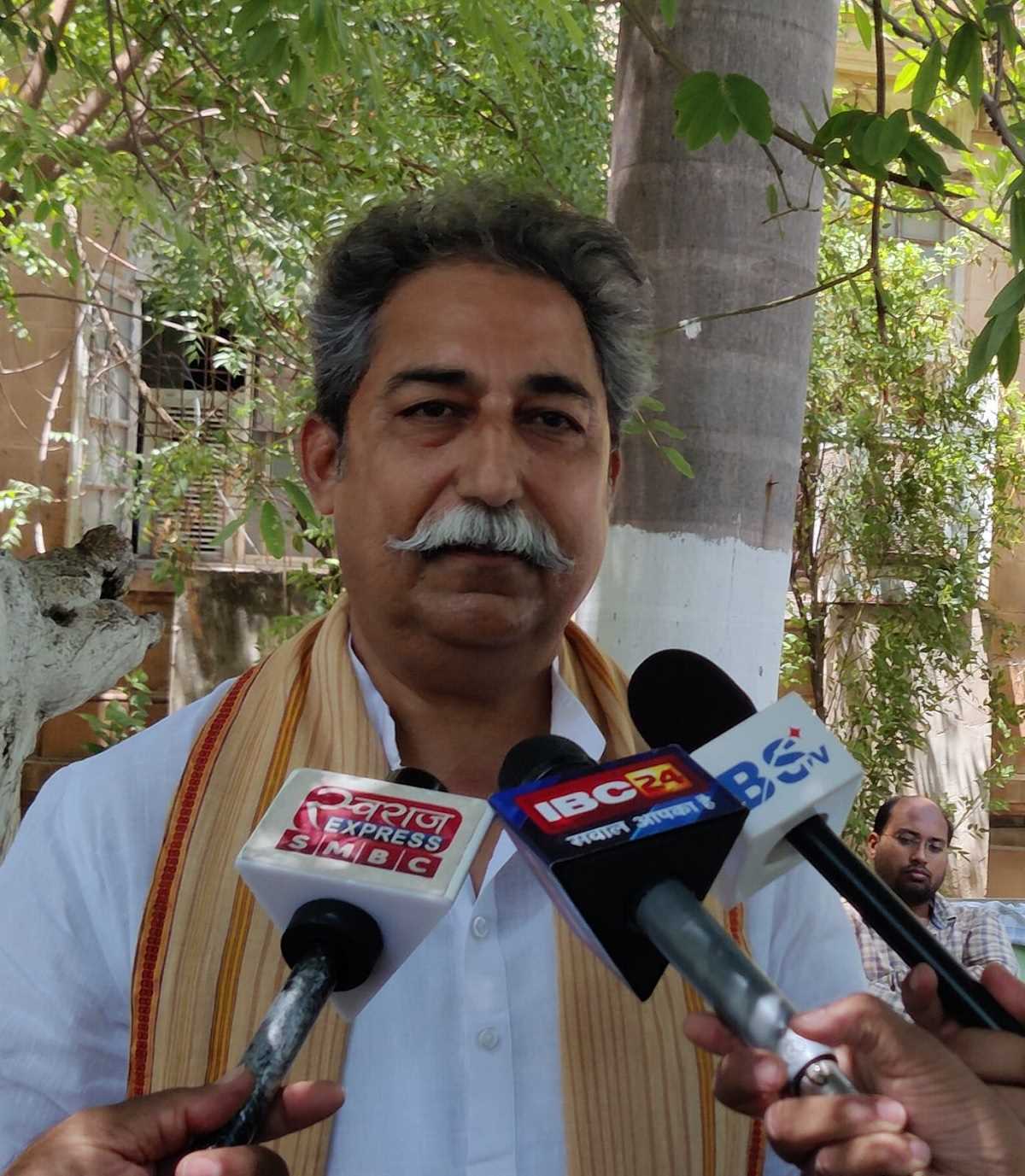 गांधीजी की मानहानि: जम्मू कश्मीर के उप राज्यपाल के ख़िलाफ़ अदालत पहुंचे पत्रकार और गांधीवादी कार्यकर्ता डॉ राकेश पाठक गांधीजी की मानहानि: जम्मू कश्मीर के उप राज्यपाल के ख़िलाफ़ अदालत पहुंचे पत्रकार और गांधीवादी कार्यकर्ता डॉ राकेश पाठक