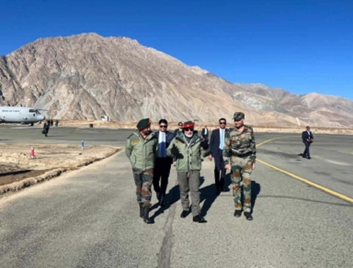 जवानों के साथ दिवाली मनाने कारगिल पहुंचे पीएम मोदी, कहा- भारतीय जवानों पर हमें है गर्व