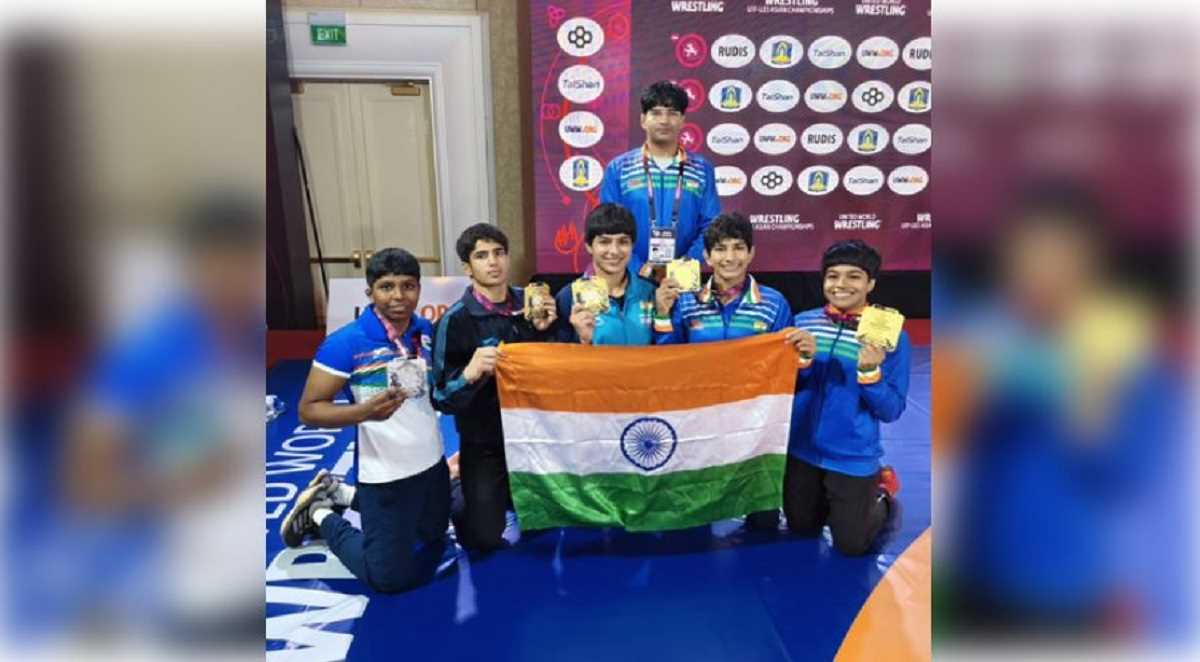 वियतनाम में अंडर-23 सीनियर एशियाई कुश्ती चैंपियनशिप में भारतीय महिलाओं ने ट्रॉफी जीती वियतनाम में अंडर-23 सीनियर एशियाई कुश्ती चैंपियनशिप में भारतीय महिलाओं ने ट्रॉफी जीती