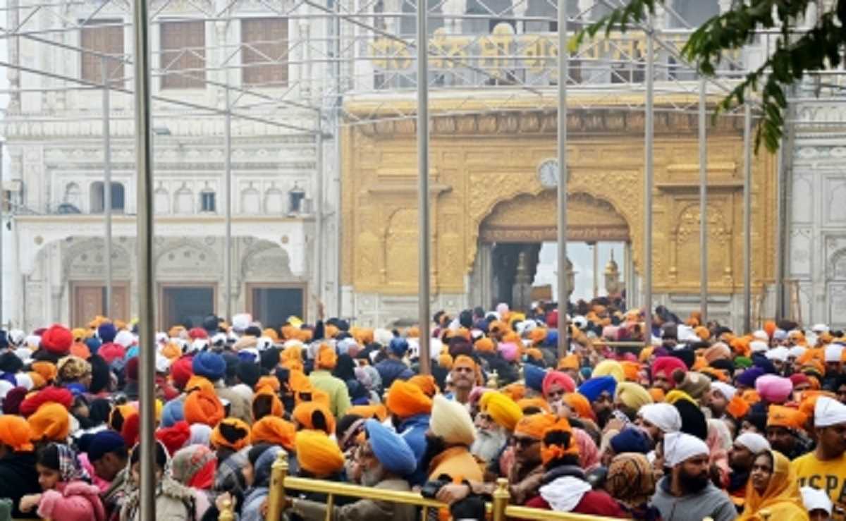 नए साल पर हजारों श्रद्धालुओं ने स्वर्ण मंदिर में टेका मत्था