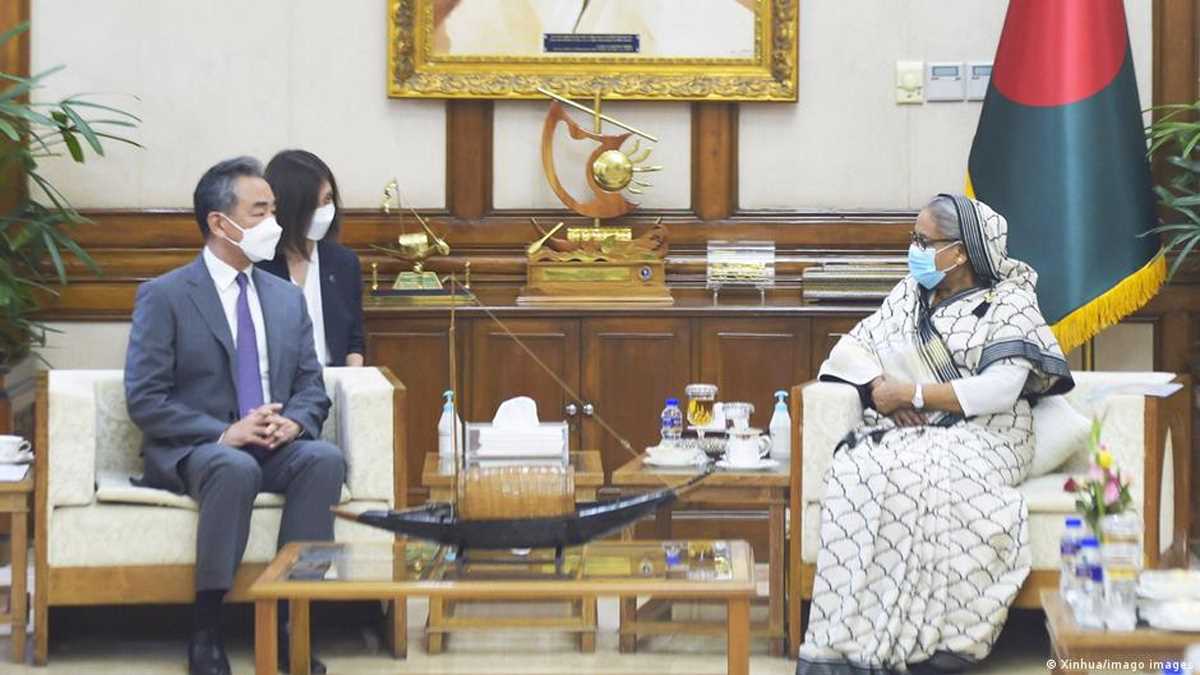 भारत और चीन के बीच संतुलन बनाने की कोशिश करता बांग्लादेश