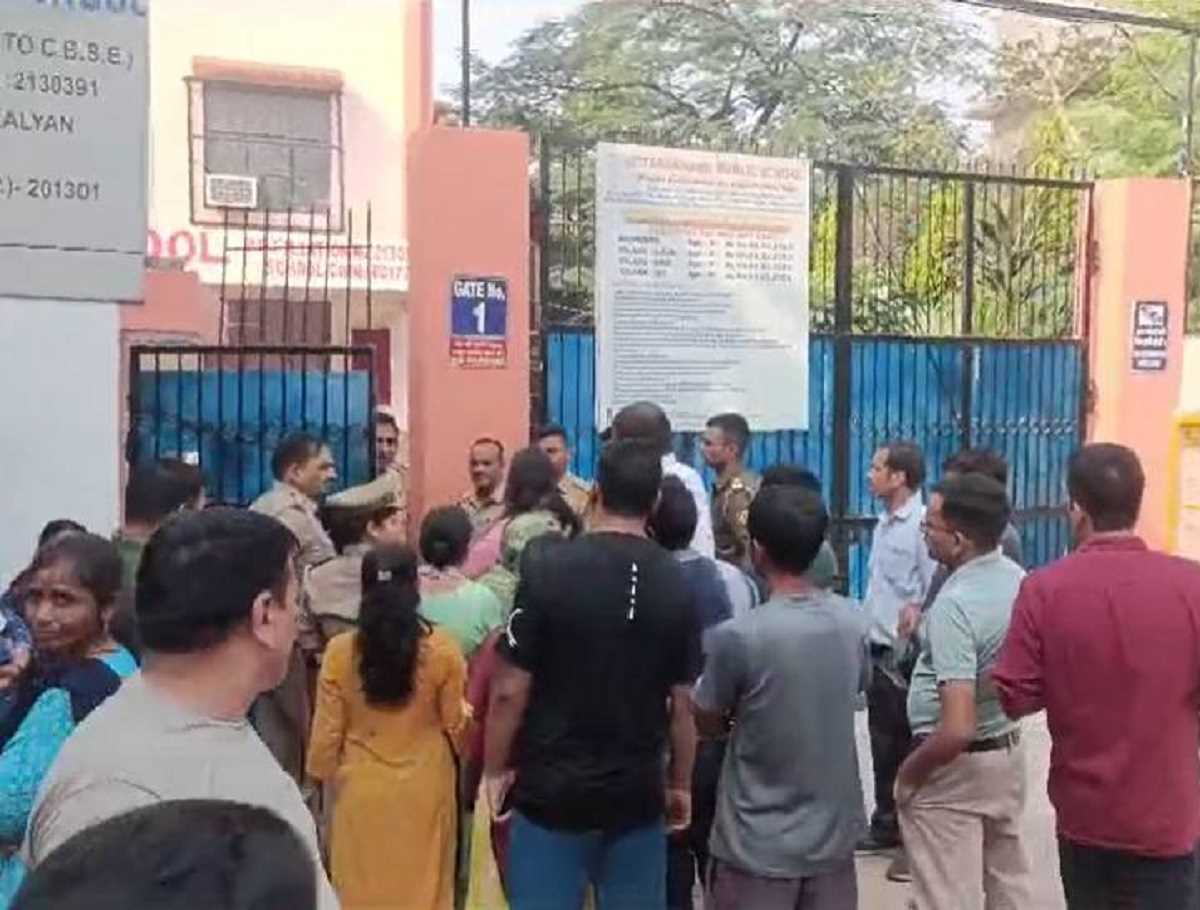 स्कूल के बाहर शिक्षकों का हंगामा, प्राधिकरण के ड्यूज के नाम पर पांच साल से काटी जा रही 20 प्रतिशत सैलरी स्कूल के बाहर शिक्षकों का हंगामा, प्राधिकरण के ड्यूज के नाम पर पांच साल से काटी जा रही 20 प्रतिशत सैलरी