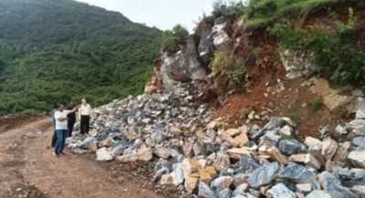 सड़क कटिंग के नाम पर ठेकेदार कर रहा था अवैध खनन, लाखों का चालान कटा सड़क कटिंग के नाम पर ठेकेदार कर रहा था अवैध खनन, लाखों का चालान कटा