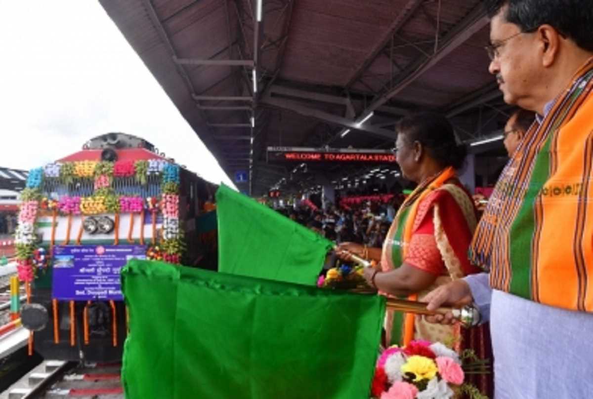 राष्ट्रपति ने त्रिपुरा में दो रेल सेवाओं को हरी झंडी दिखाकर किया रवाना राष्ट्रपति ने त्रिपुरा में दो रेल सेवाओं को हरी झंडी दिखाकर किया रवाना