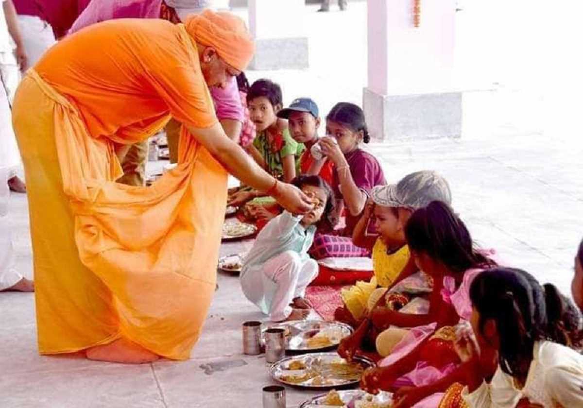 बेटियों के पांव पखार सीएम योगी ने की मातृ शक्ति की आराधना