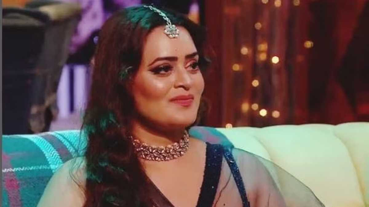 बिग बॉस ओटीटी 2 : बेबिका ने अब्दू का पढ़ा हाथ, कहा- 24 साल की उम्र तक हो जाएगी शादी