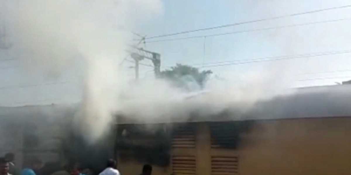 कोलकाता-मुंबई ट्रेन के कोच में आग लगने से मची अफरा-तफरी