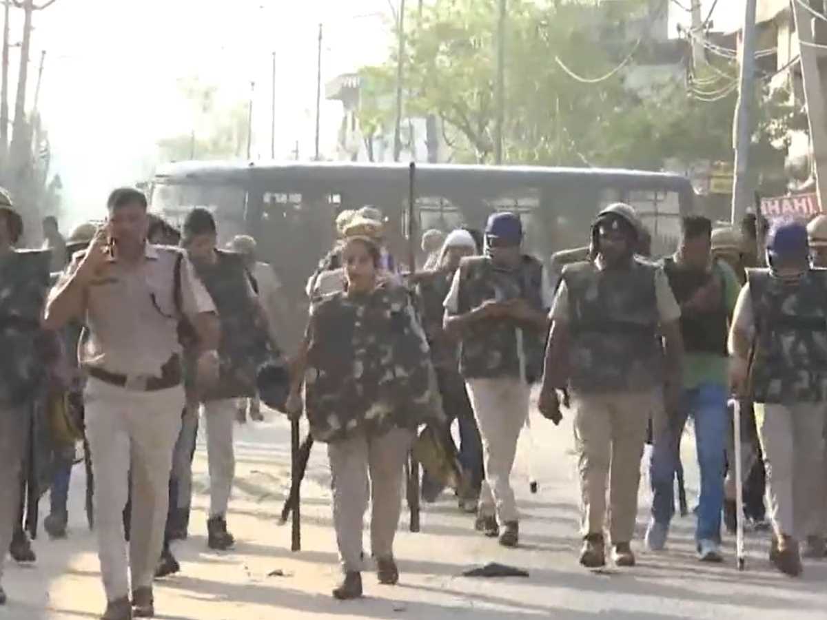 नूंह और सोहना में हिंसा के बाद पैरामिलिट्री फोर्स तैनात, इंटरनेट, स्कूल बंद, धारा-144 लागू नूंह और सोहना में हिंसा के बाद पैरामिलिट्री फोर्स तैनात, इंटरनेट, स्कूल बंद, धारा-144 लागू